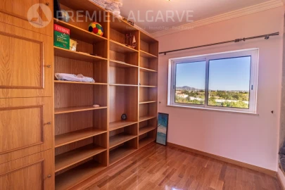 Moradia T4 para Venda em Santa Barbara de Nexe