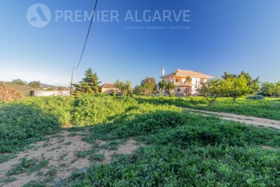 Moradia T4 para Venda em Santa Barbara de Nexe