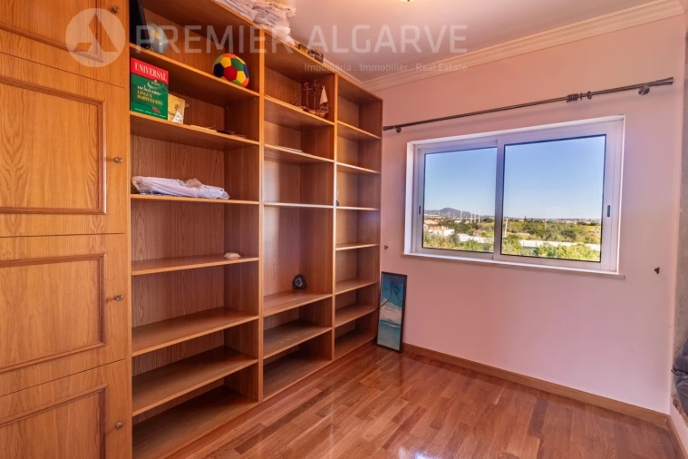 Moradia T4 para Venda em Santa Barbara de Nexe Foto 16