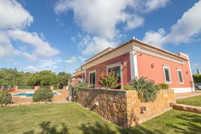 Moradia T4 para Venda em Loule (São Sebastião)