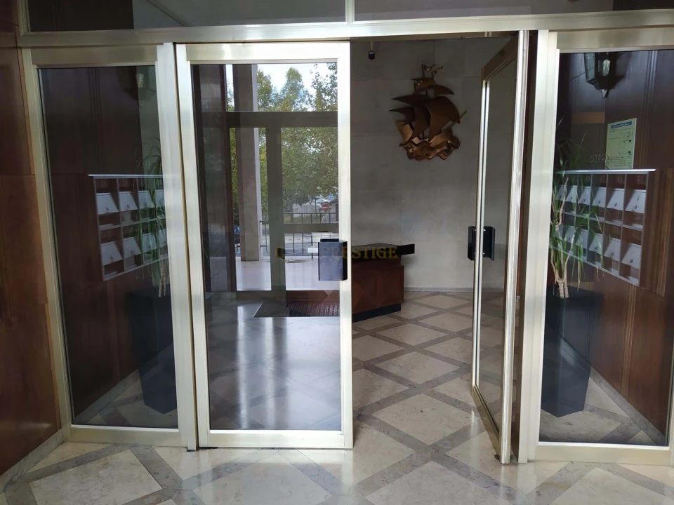 Apartamento T6 para Venda em Alvalade Foto 2