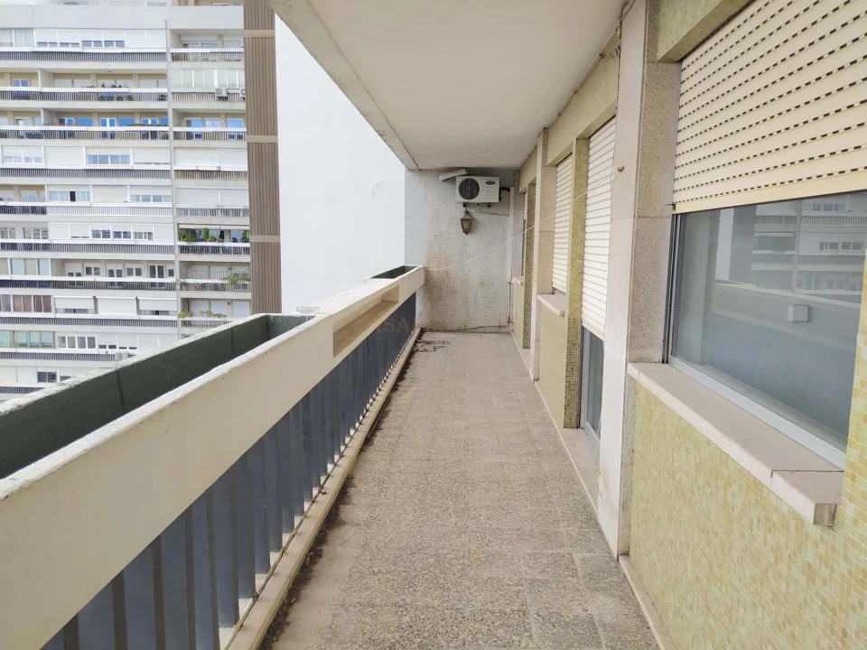 Apartamento T6 para Venda em Alvalade Foto 3