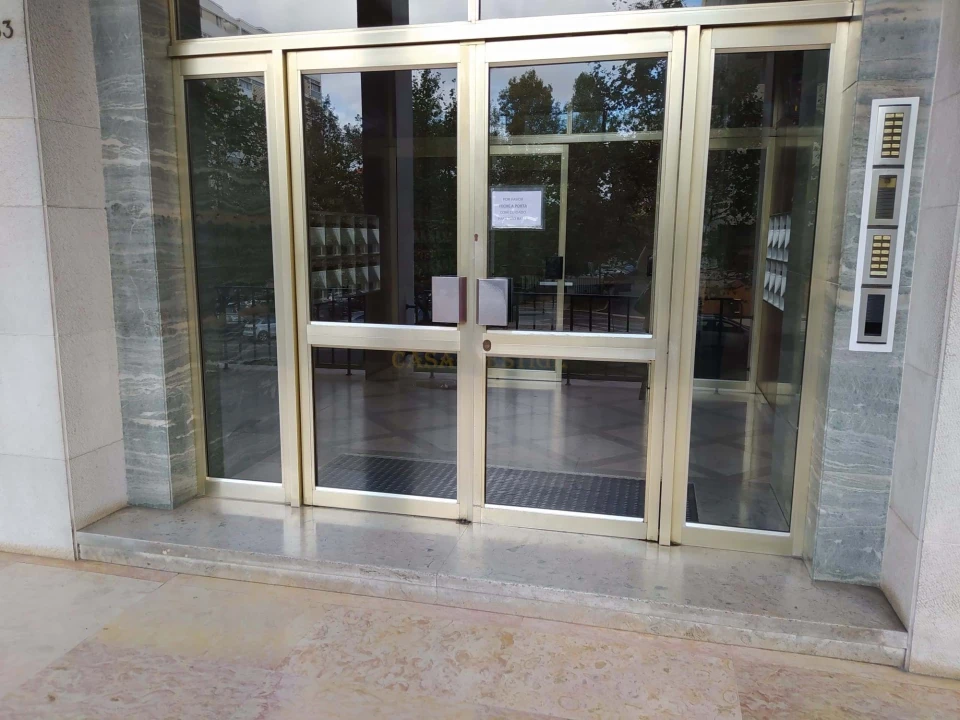 Apartamento T6 para Venda em Alvalade Foto 4