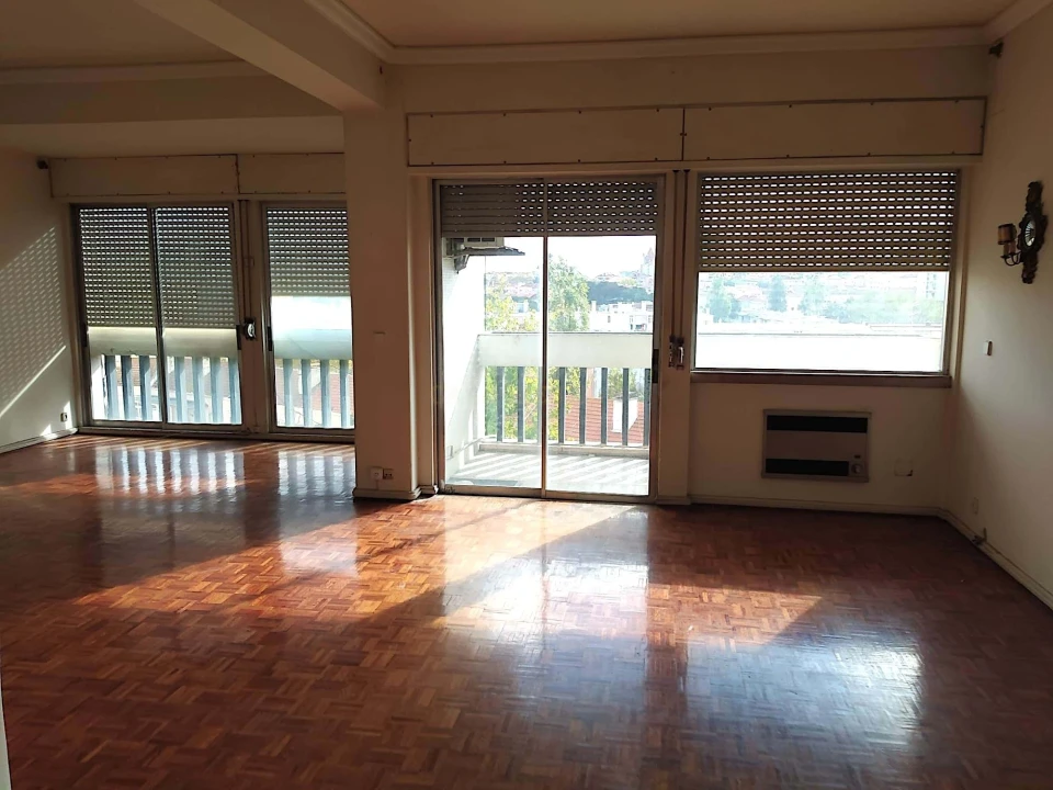 Apartamento T6 para Venda em Alvalade Foto 11