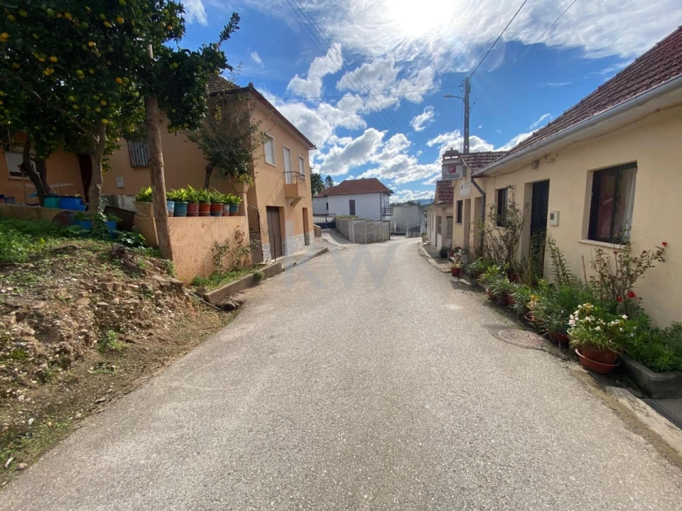 Moradia T2 para Venda em Santiago e São Simão de Litém e Albergaria dos Doze Foto 1