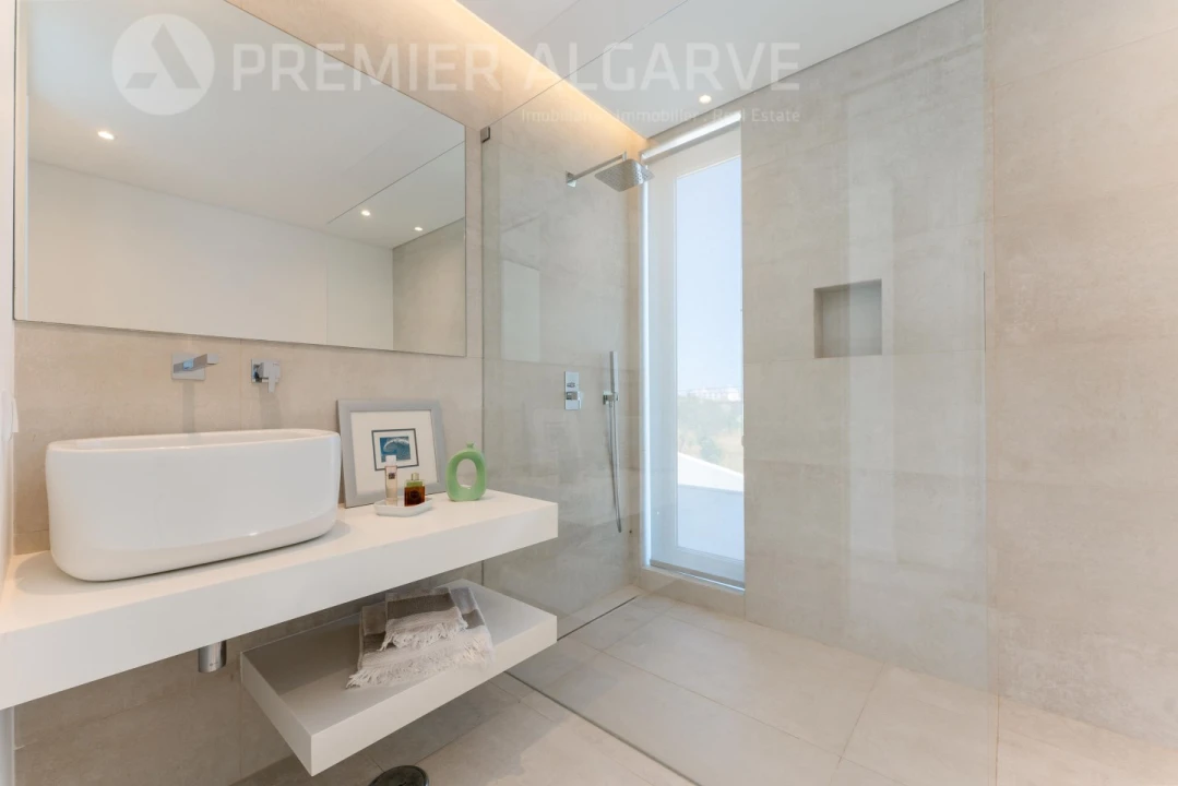 Moradia T4 para Venda em Montenegro Foto 22