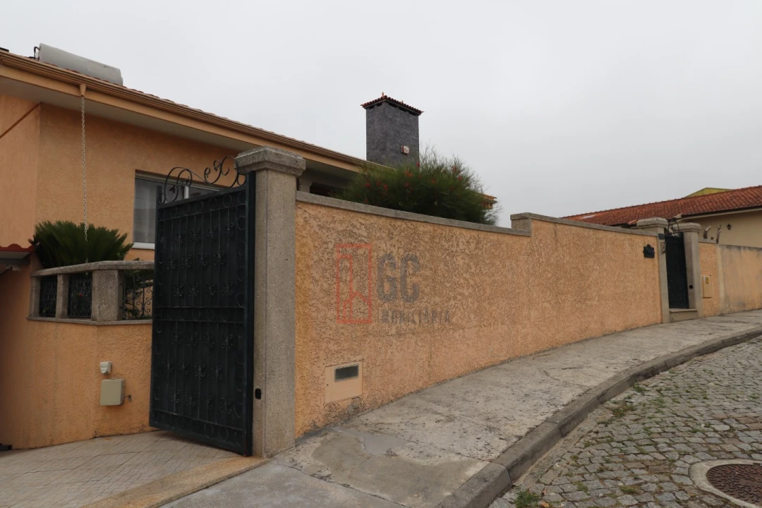 Moradia T5 para Venda em Paços de Brandão Foto 2