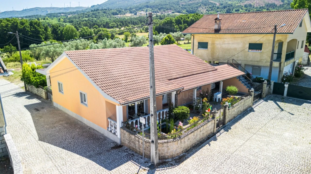 Moradia T3 para Venda em Bornes de Aguiar Foto 2