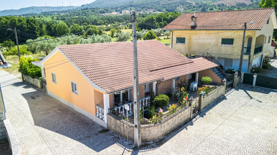 Moradia T3 para Venda em Bornes de Aguiar Foto 2