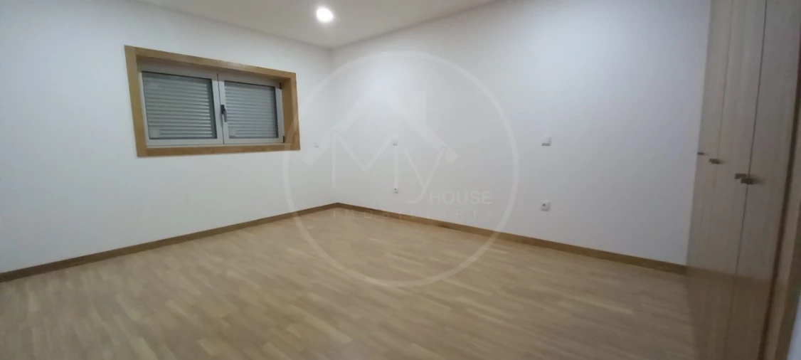 Moradia T3 para Venda em Refontoura Foto 8