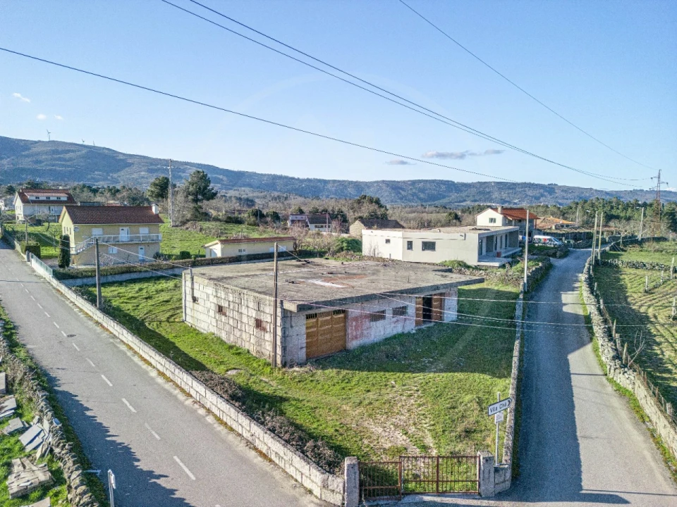 Armazém para Venda em Telões Foto 1