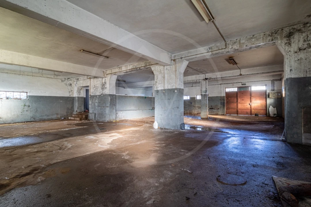 Armazém para Venda em Telões Foto 3