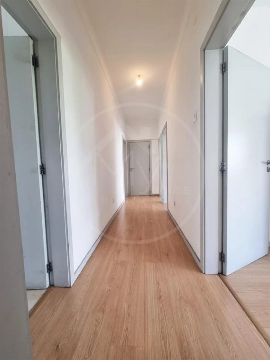 Apartamento T4 para Venda em Oliveira, São Paio e São Sebastião Foto 2