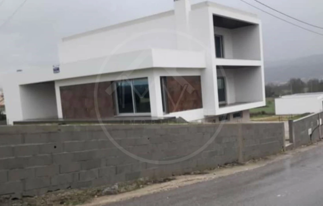 Moradia T4 para Venda em Outeiro Seco Foto 1