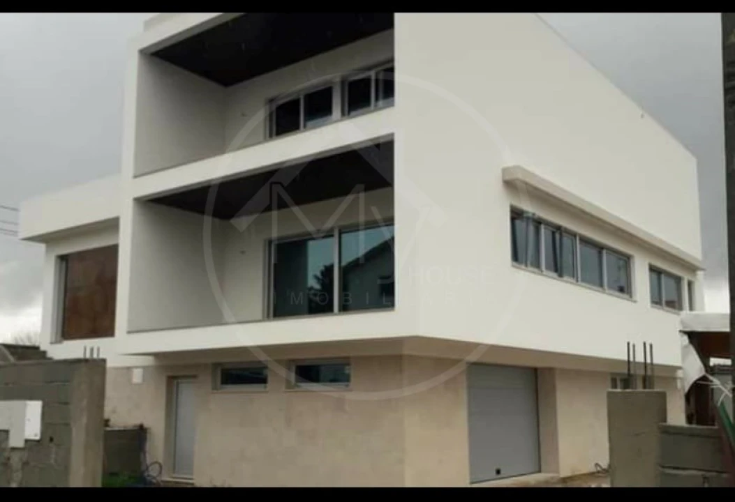 Moradia T4 para Venda em Outeiro Seco Foto 2