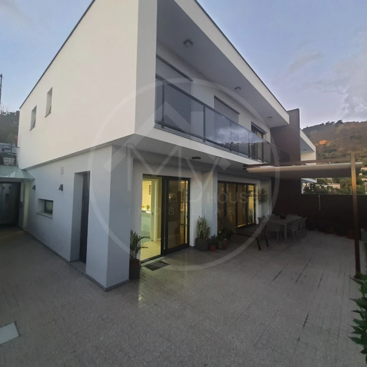 Moradia T4 para Venda em Estreito da Calheta Foto 1