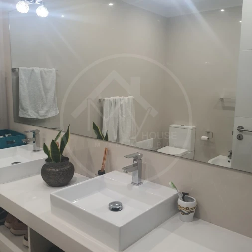 Moradia T4 para Venda em Estreito da Calheta Foto 13