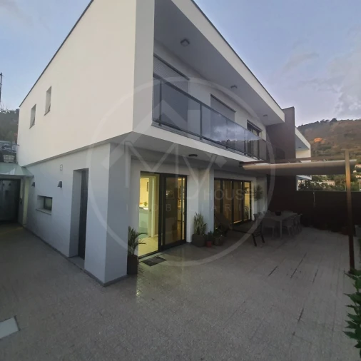 Moradia T4 para Venda em Estreito da Calheta Foto 1