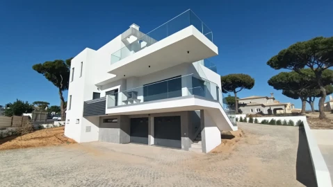 Moradia T4 para Venda em Quarteira