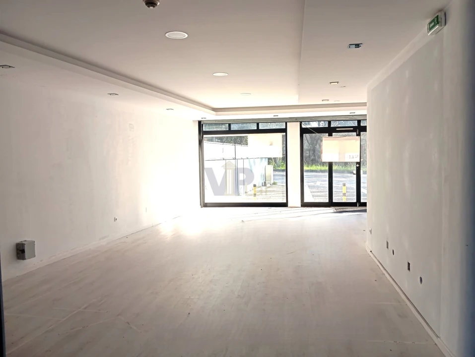 Loja para Arrendamento em Paranhos Foto 3