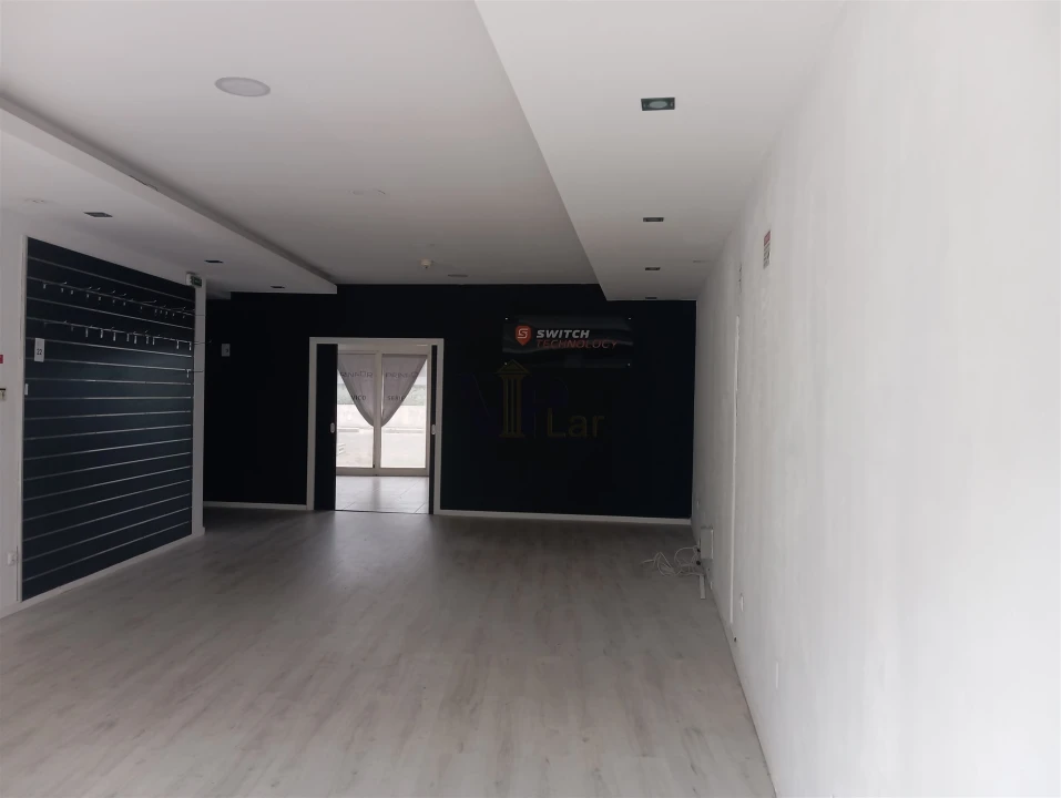 Loja para Arrendamento em Paranhos Foto 1