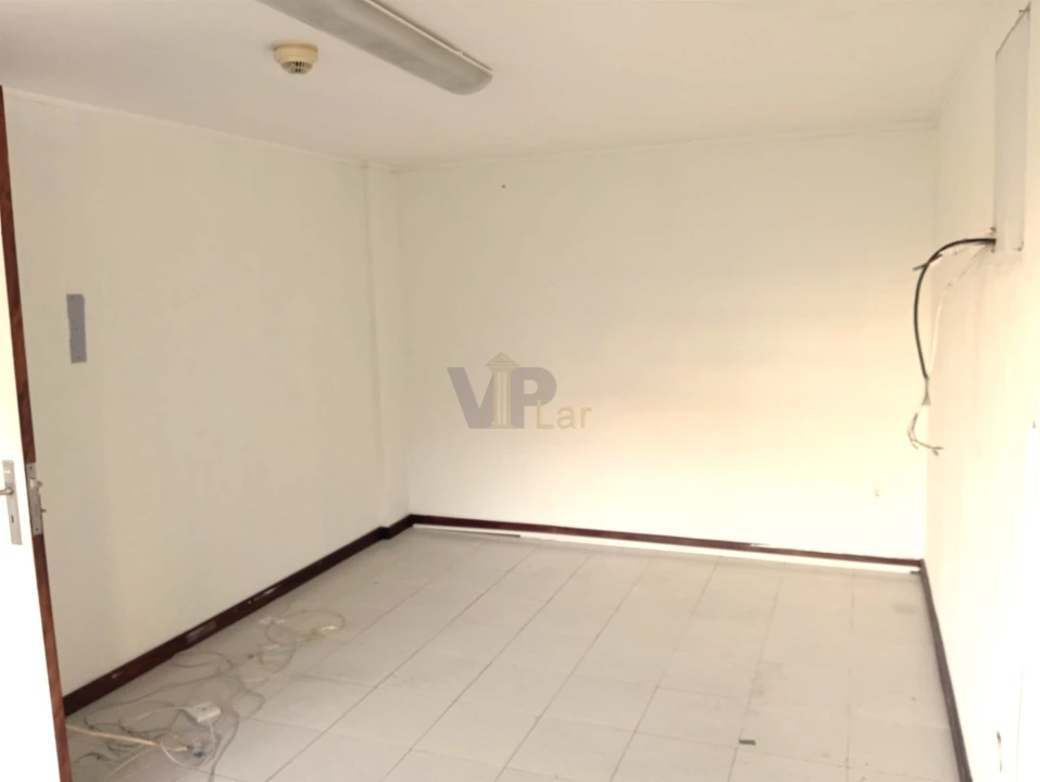 Loja para Arrendamento em Paranhos Foto 36