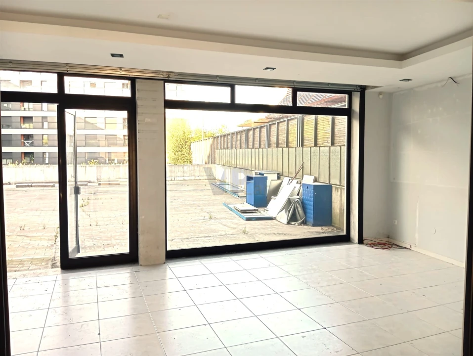 Loja para Arrendamento em Paranhos Foto 7