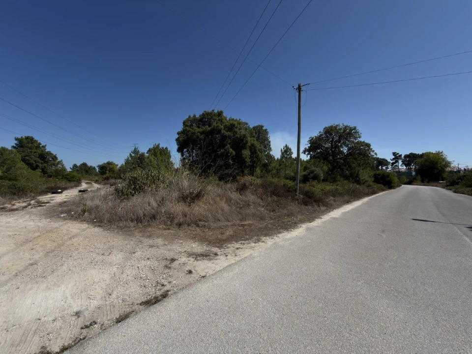 Terreno Comércio / Armazém para Venda em Seixal, Arrentela e Aldeia de Paio Pires Foto 1