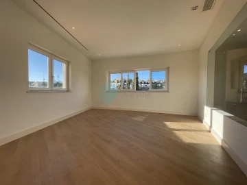 Moradia T4 para Venda em Queluz e Belas