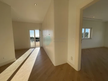 Moradia T4 para Venda em Queluz e Belas