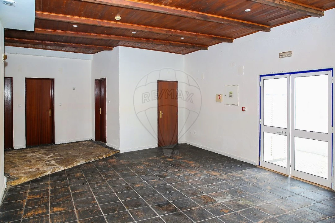 Loja para Arrendamento em Arranho Foto 8