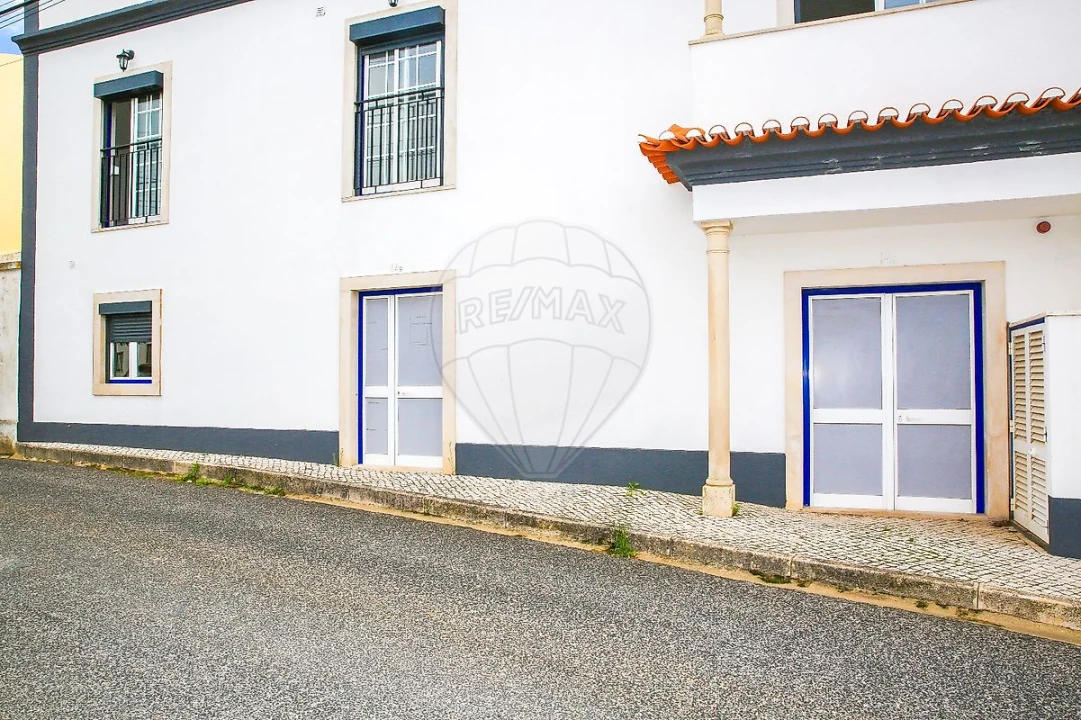 Loja para Arrendamento em Arranho Foto 1