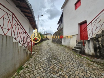 Moradia T3 para Venda em Castrelos e Carrazedo