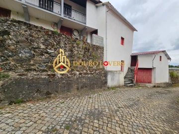 Moradia T3 para Venda em Castrelos e Carrazedo