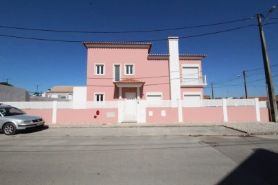 Moradia T3 para Venda em Charneca de Caparica e Sobreda