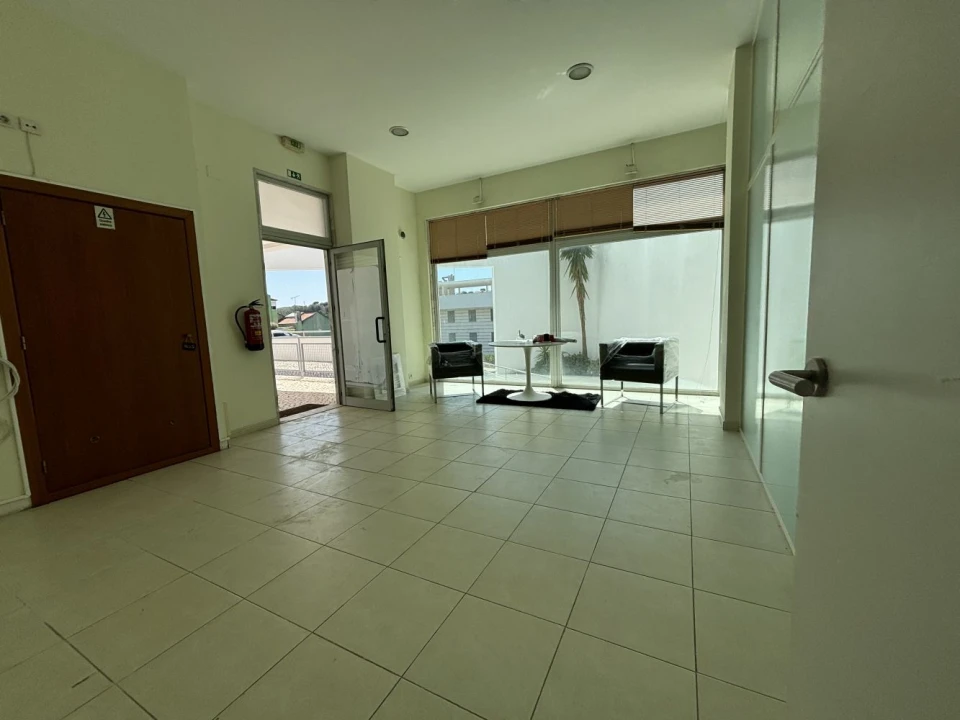 Negócio para Arrendamento em Carnaxide e Queijas Foto 2