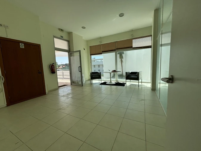 Negócio para Arrendamento em Carnaxide e Queijas Foto 2