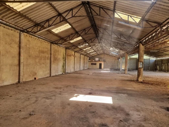 Armazém para Venda em Vilarinho do Bairro