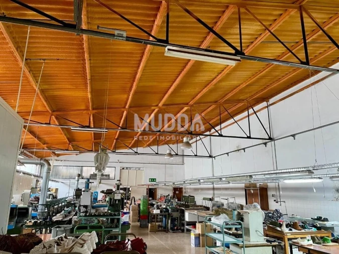 Armazém para Venda em São Miguel do Souto e Mosteirô Foto 1