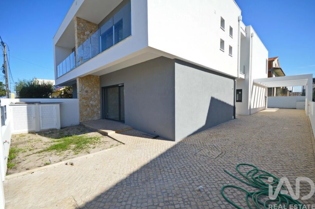 Moradia T4 para Venda em Fernao Ferro Foto 24