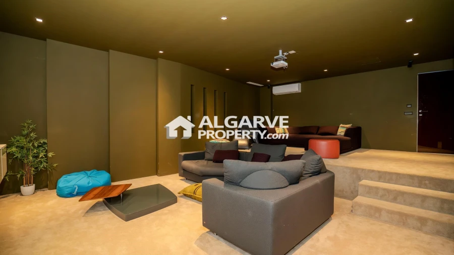 Moradia T13 para Venda em Quarteira Foto 53