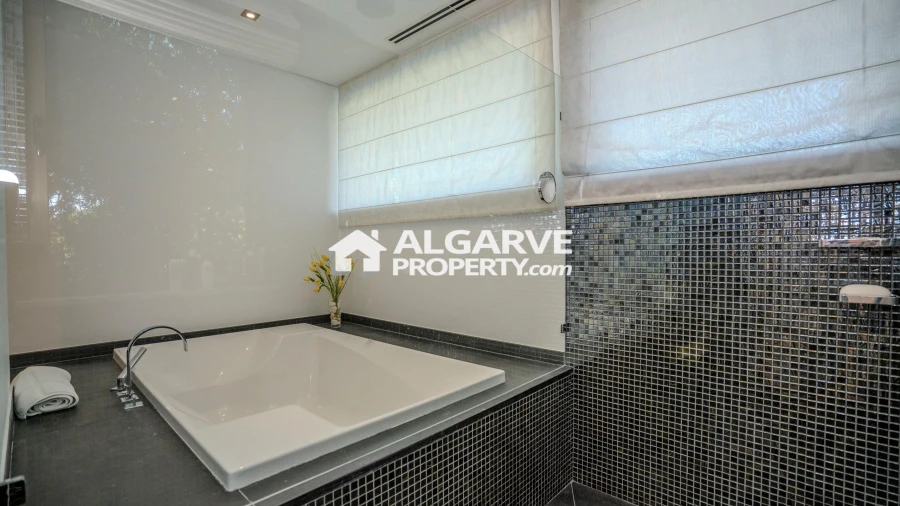 Moradia T13 para Venda em Quarteira Foto 43