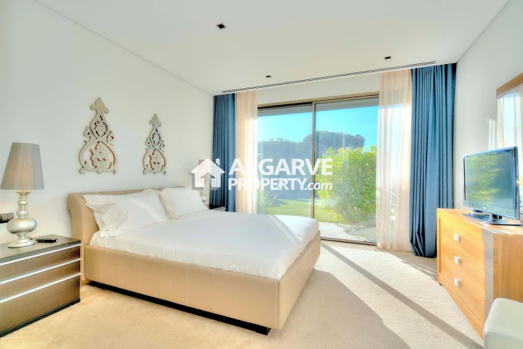 Moradia T13 para Venda em Quarteira Foto 27