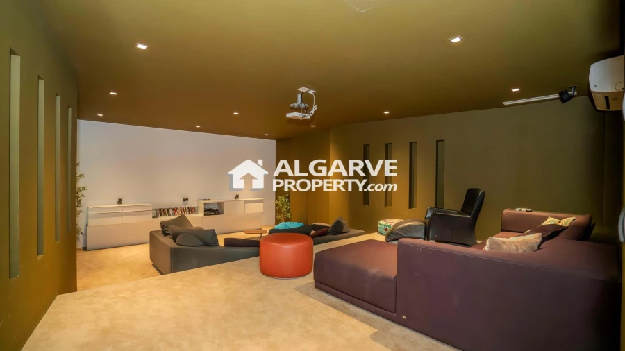 Moradia T13 para Venda em Quarteira Foto 52