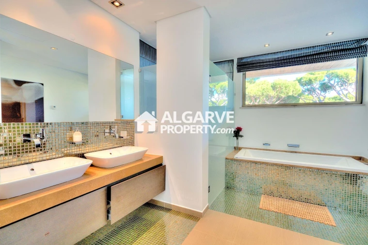 Moradia T13 para Venda em Quarteira Foto 28