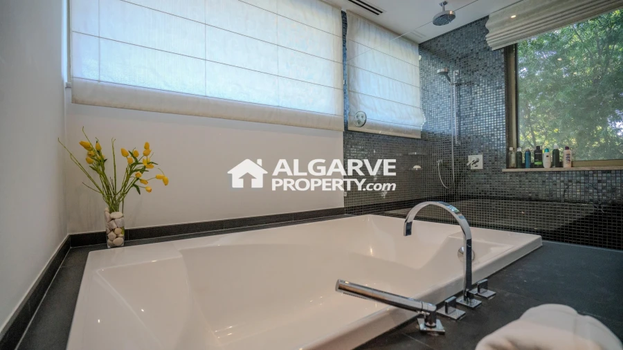 Moradia T13 para Venda em Quarteira Foto 44