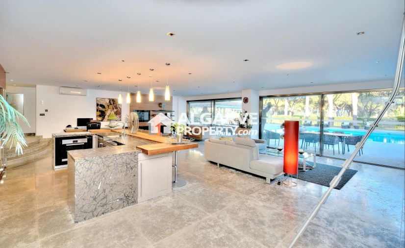 Moradia T13 para Venda em Quarteira Foto 4