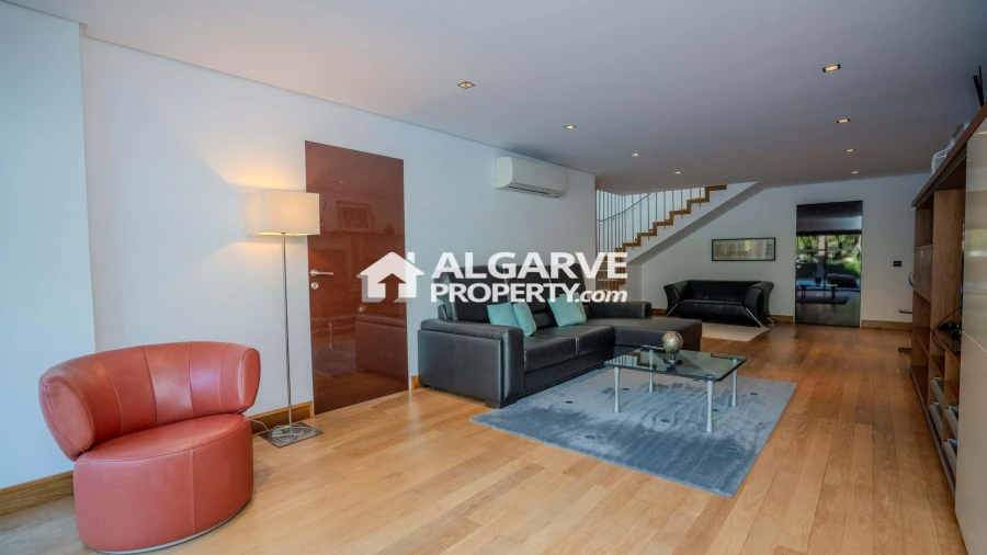 Moradia T13 para Venda em Quarteira Foto 33