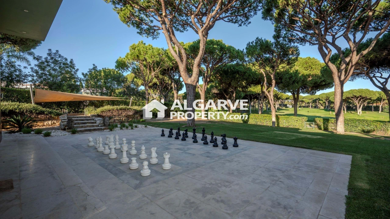 Moradia T13 para Venda em Quarteira Foto 11