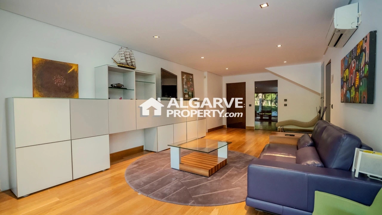 Moradia T13 para Venda em Quarteira Foto 31